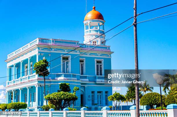 palacio azul. blue palace. outside view. cienfuegos, cuba. - cienfuegos stockfoto's en -beelden