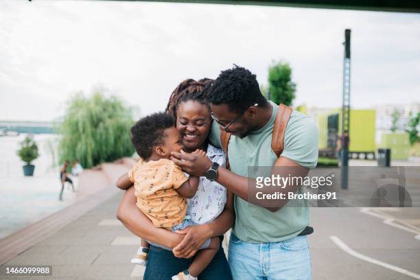 屋外で一緒に楽しむ幸せなアフリカの家族 - families having fun ストックフォトと画像