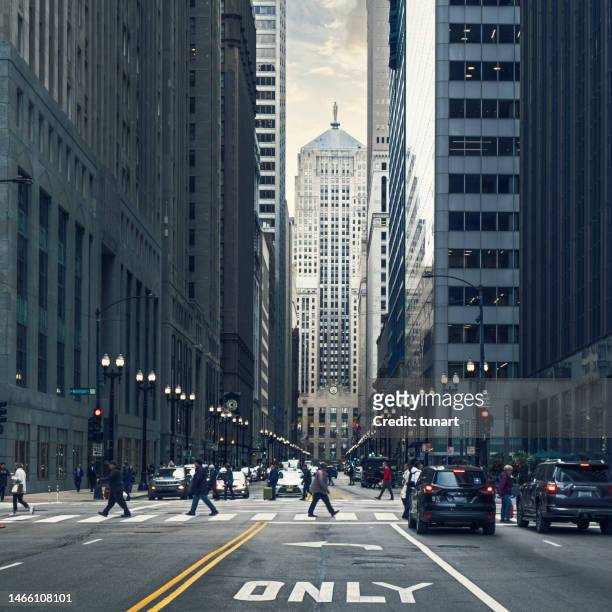 street in financial district of chicago - business district stock pictures, royalty-free photos & images