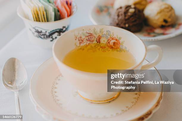 cup of tea with cookies - chá branco imagens e fotografias de stock