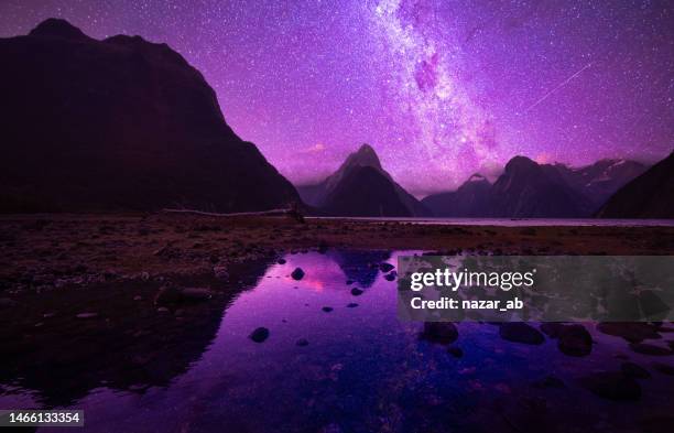 milford sounds at night. - ilha do sul da nova zelândia imagens e fotografias de stock