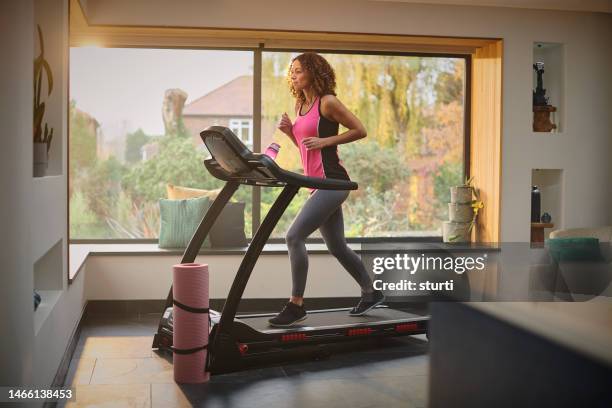 entrenamiento en casa - treadmill fotografías e imágenes de stock