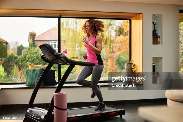 ejercicio en cinta rodante en casa - treadmill fotografías e imágenes de stock