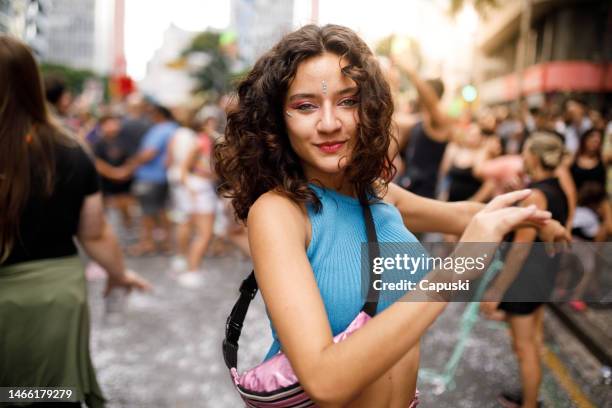 woman having fun at a street carnival party - carnival celebration event 個照片及圖片檔