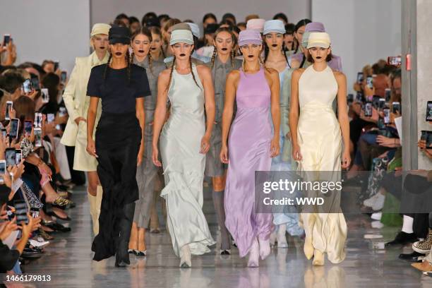 Joan Smalls, Doutzen Kroes, Gigi Hadid, Candice Swanepoel, Bella Hadid and Kaia Gerber on the catwalk