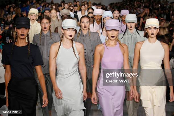 Joan Smalls, Doutzen Kroes, Gigi Hadid, Candice Swanepoel, Bella Hadid and Kaia Gerber on the catwalk