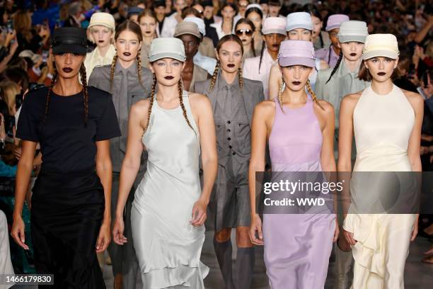 Joan Smalls, Doutzen Kroes, Gigi Hadid, Candice Swanepoel, Bella Hadid and Kaia Gerber on the catwalk