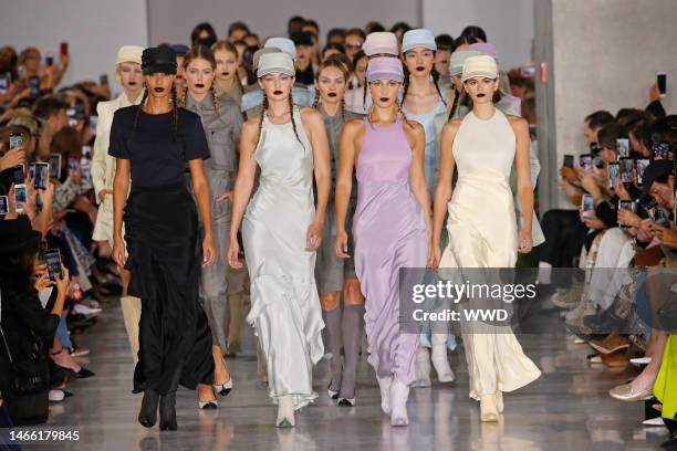 Joan Smalls, Doutzen Kroes, Gigi Hadid, Candice Swanepoel, Bella Hadid and Kaia Gerber on the catwalk