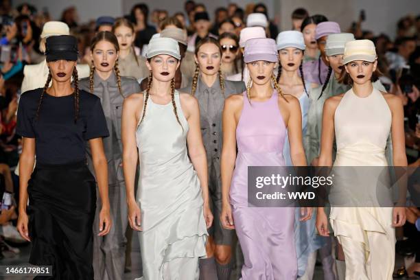 Joan Smalls, Doutzen Kroes, Gigi Hadid, Candice Swanepoel, Bella Hadid and Kaia Gerber on the catwalk