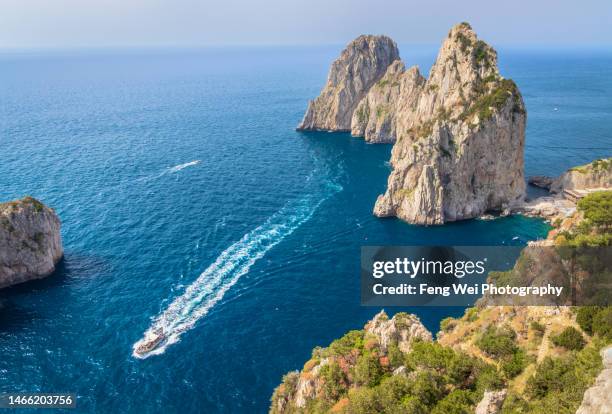 faraglioni, capri, campania region, italy - faraglioni imagens e fotografias de stock