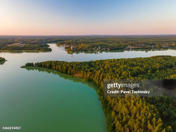 sunset over wdzydze lake in the kashubia (kaszuby) region in pomeranian province (pomorskie), poland, 2020 - pomorskie province stockfoto's en -beelden