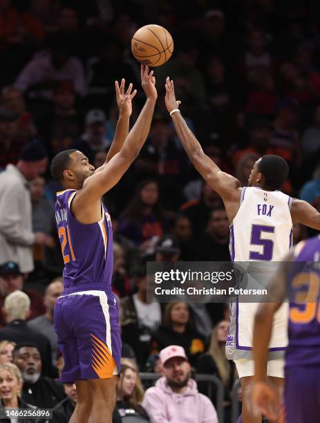 Warren of the Phoenix Suns puts up a shot over De'Aaron Fox of the Sacramento Kings during the first half of the NBA game at Footprint Center on...