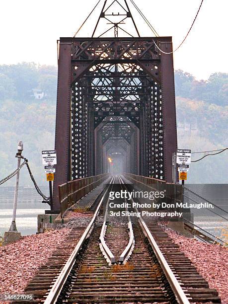 active railroad bridge - dubuque stock-fotos und bilder