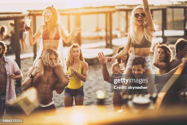 ¡fiesta en una playa al atardecer! - fiesta en la playa fotografías e imágenes de stock