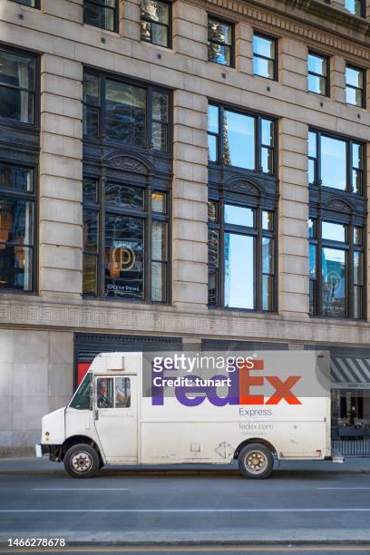 vehículo de transporte de fedex shipping company estacionado en una calle de chicago - fedex truck fotografías e imágenes de stock