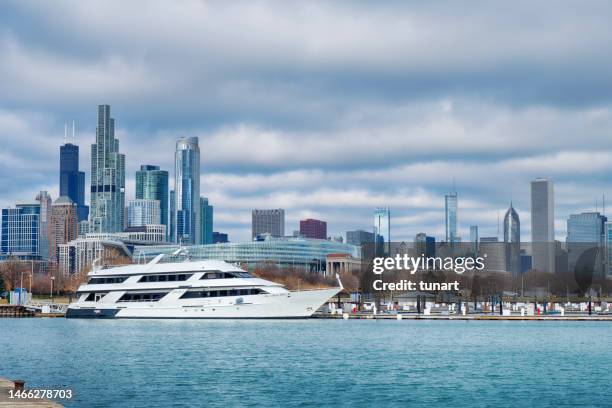 burnham harbour, lake michigan, chicago skyline and marina with a yacht - burnham park harbor stock pictures, royalty-free photos & images