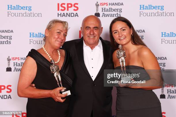 Parents Robyn Sadowski-Synnett Sean Synnett and sister Reilly Sadowski-Synnett accept the award for Sportswoman of the Year and Supreme Halberg award...