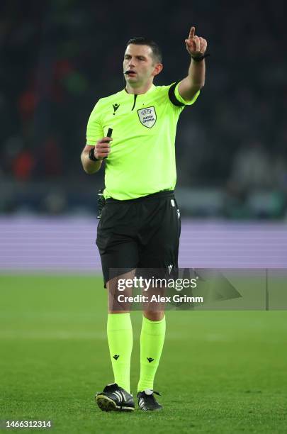 Referee Michael Oliver reacts during the UEFA Champions League round of 16 leg one match between Paris Saint-Germain and FC Bayern München at Parc...