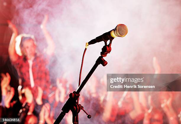 rock concert - microphone stand - fotografias e filmes do acervo