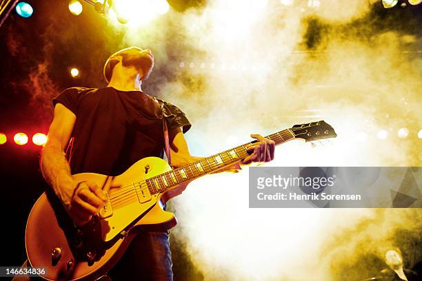 rock concert - guitarrista fotografías e imágenes de stock