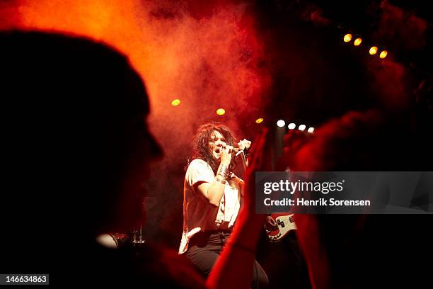 rock concert - dry ice stage stock pictures, royalty-free photos & images