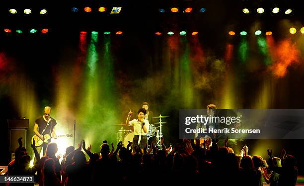 rock concert - dry ice stage stock pictures, royalty-free photos & images