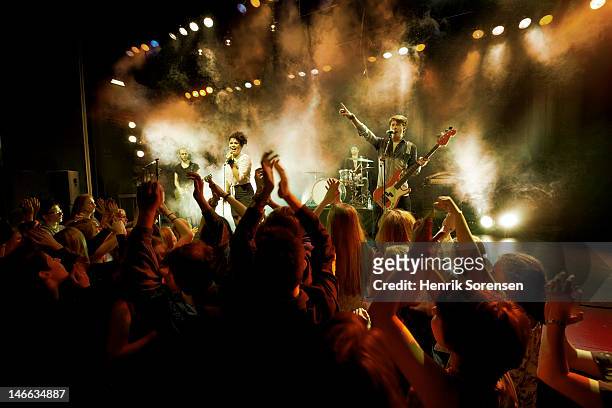 rock concert - performance group stockfoto's en -beelden