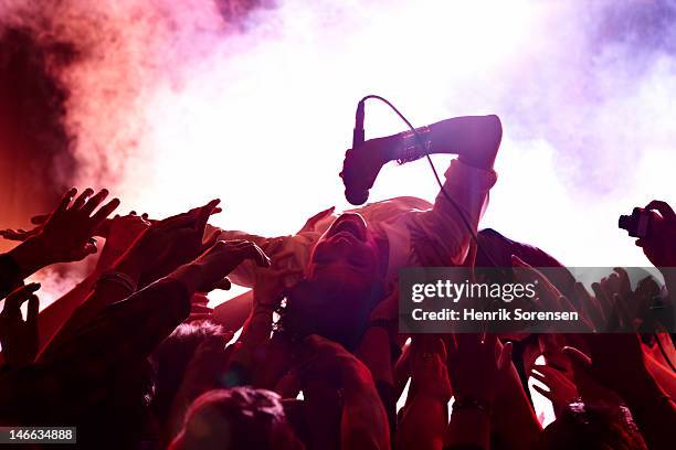 rock concert - stage diving stock-fotos und bilder