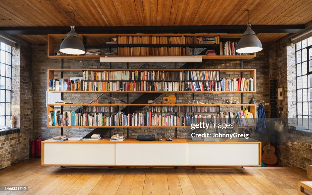 Bibliotheksbücherregale im modernen Lagerhausumbau