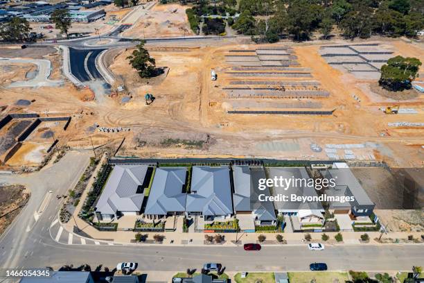 vista aérea muestra casas con movimientos de tierra de construcción que se preparan para nuevas viviendas. - movimiento de tierras fotografías e imágenes de stock