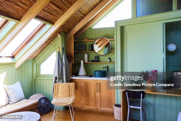 gemütlicher wohnbereich in einem rustikalen ferienhaus - dachgeschoß stock-fotos und bilder
