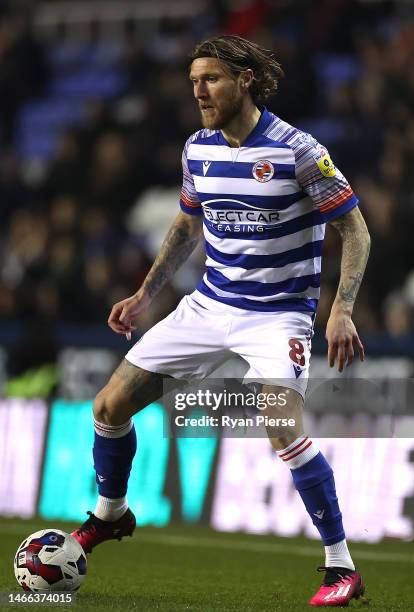 Jeff Hendrick of Reading controls the ball during the Sky Bet Championship between Reading and Rotherham United at Select Car Leasing Stadium on...