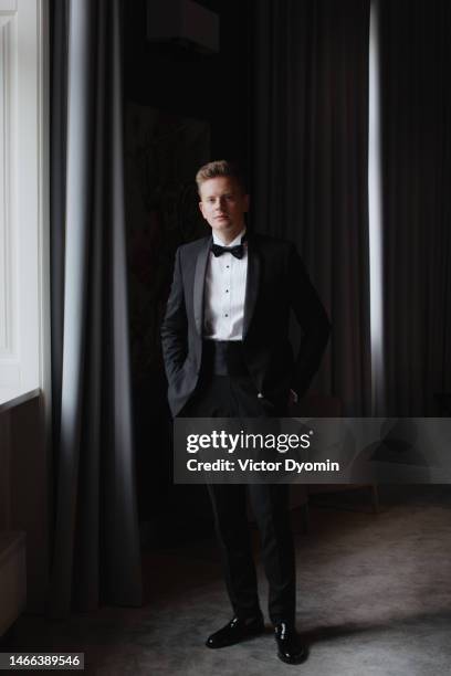 full length portrait of the confident stylish groom - smoking imagens e fotografias de stock