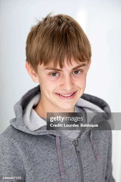 teen boy looking at camera smiling - headshot of a teen boy stockfoto's en -beelden