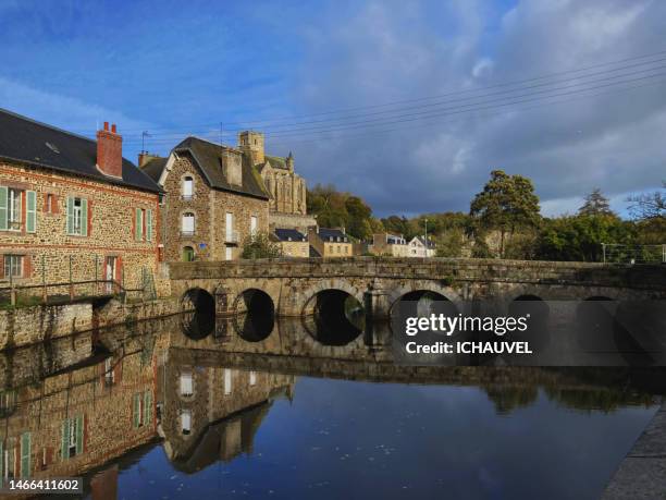 houses and bridge reflections france - cotes d'armor 個照片及圖片檔