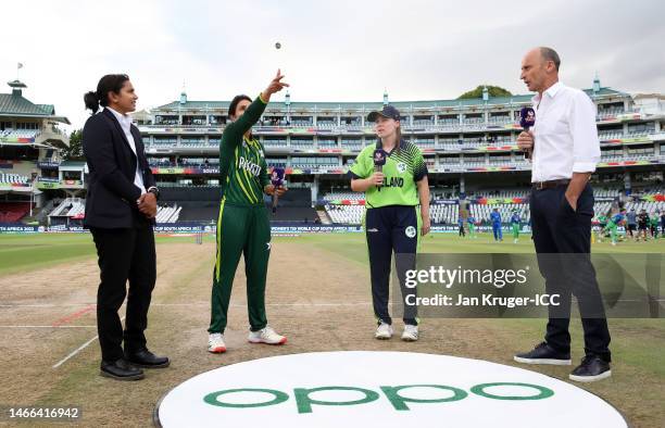 Bismah Maroof of Pakistan flips the coin as Laura Delany of Ireland looks on ahead of the ICC Women's T20 World Cup group B match between Pakistan...