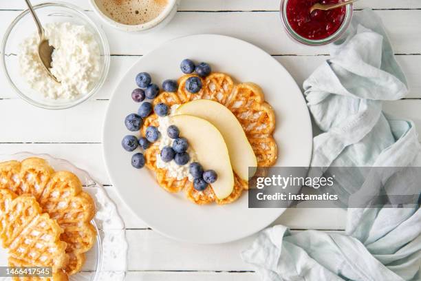 waffeln, heidelbeeren und birne - waffle stock-fotos und bilder