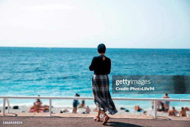 mujer en el paseo marítimo de niza - provenza alpes costa azul fotografías e imágenes de stock