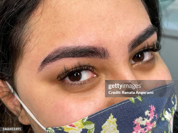 une jeune femme montrant des résultats de micro-atterrissage - maquillage permanent photos et images de collection