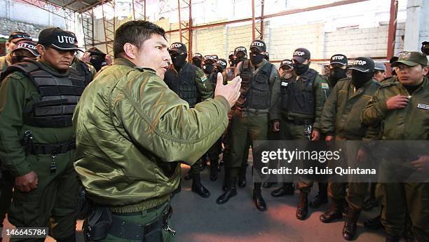 Utarc 28 Tactical Police Operations Unity Stock Photos, High-Res Pictures ...