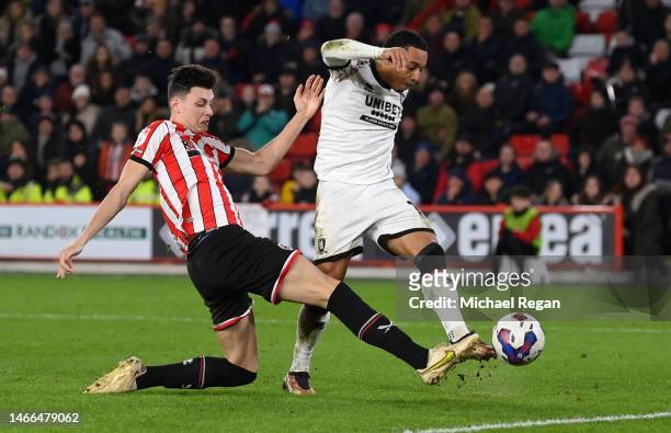 Cameron Archer of Middlesbrough scores the team's second goal during the Sky Bet Championship between Sheffield United and Middlesbrough at Bramall...