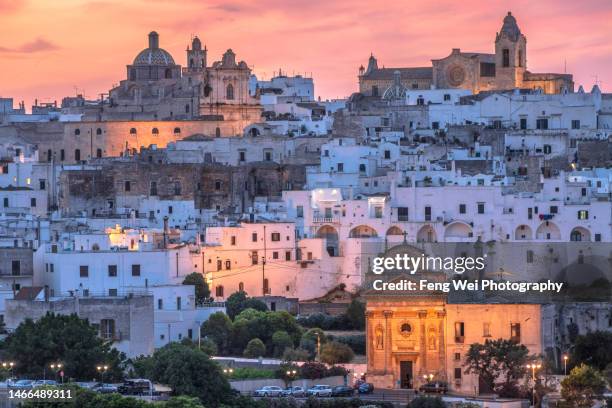 ostuni old town at dusk, brindisi, apulia (puglia), italy - ostuni 個照片及圖片檔