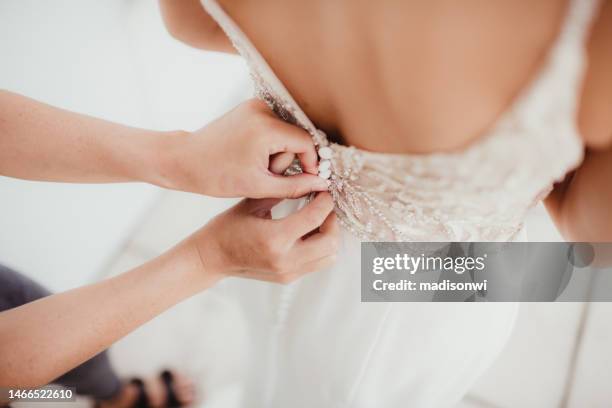 braut immer für ihre hochzeit gekleidet - hochzeitskleid stock-fotos und bilder