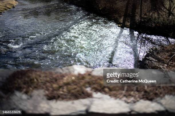 view of creek from side of a stone bridge - stoney creek bridge fotografías e imágenes de stock