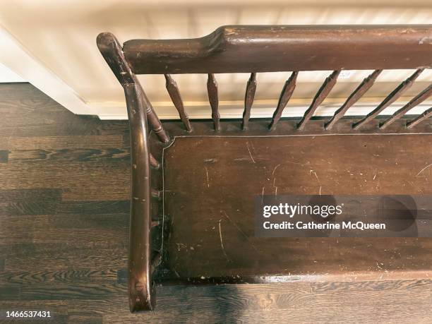 antique wooden bench - antiquario foto e immagini stock