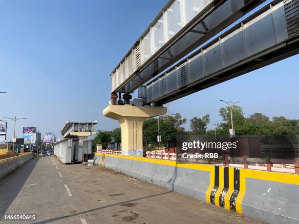 pune metro viaduct - road richtung power station bei nacht stock-fotos und bilder