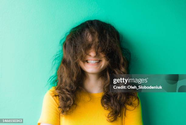 mujer con cabello rizado encrespado sobre fondo verde - thick white women fotografías e imágenes de stock