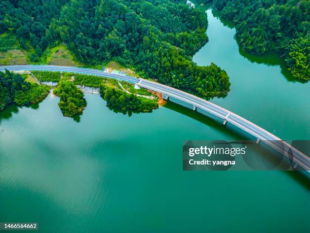 fotografía aérea a través del transporte de puentes marítimos - vista marina fotografías e imágenes de stock
