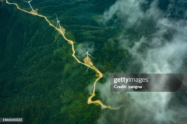 l’énergie éolienne en montagne - technologie verte photos et images de collection