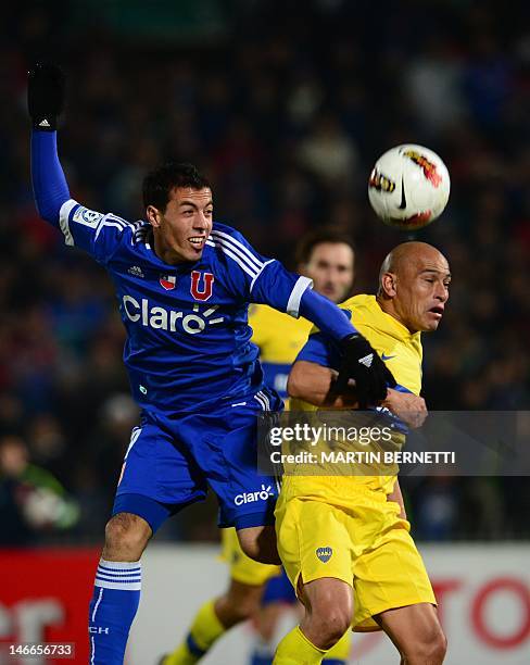 Footballer Clemente Rodriguez of Argentina's team Boca Juniors, and Sebastian Leyton of Chile's Universidad de Chile, vie during their Libertadores...